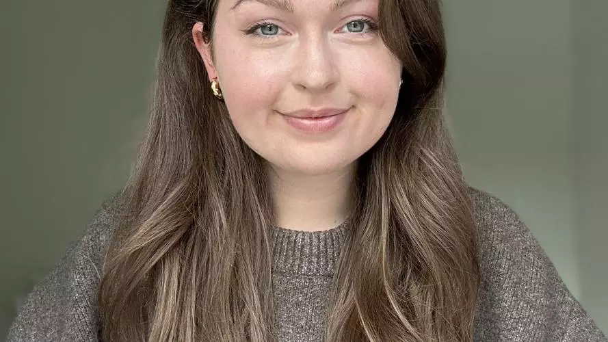 chloe hooper image