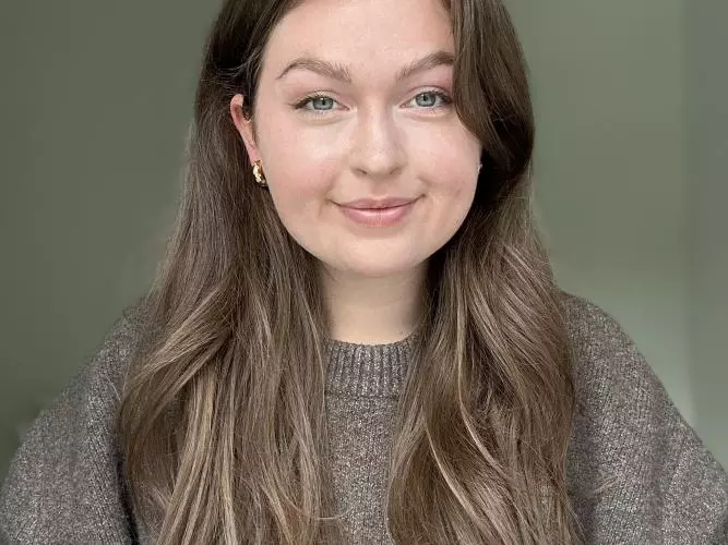 chloe hooper image