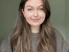 chloe hooper image